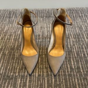 Light gray heeled pumps with ankle buckle